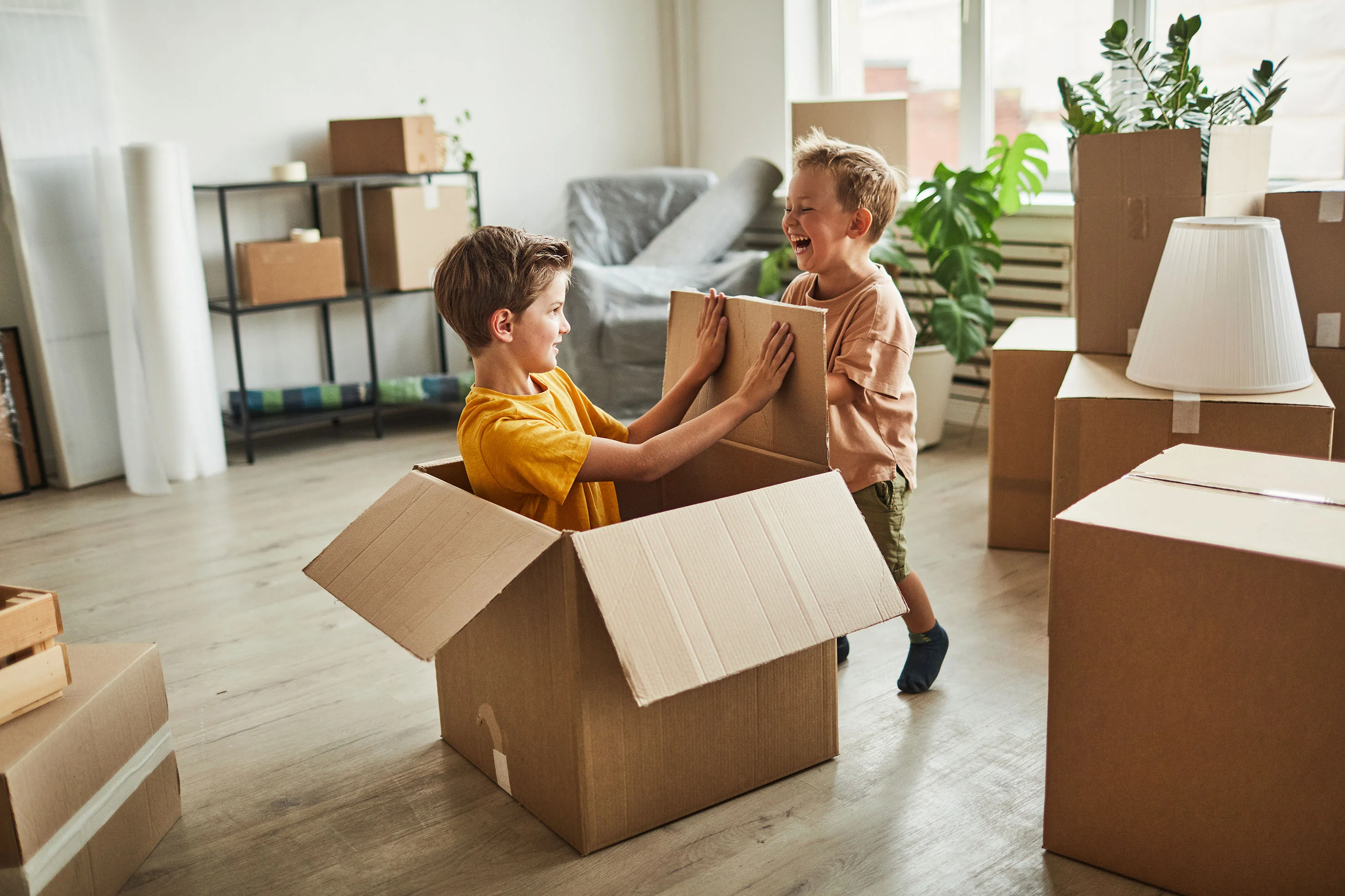 Umzugskartons werden ausgepackt